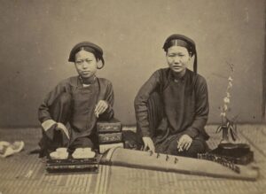 Hai người phụ nữ trong trang phục áo dài truyền thống - Ảnh: Émile Gsell